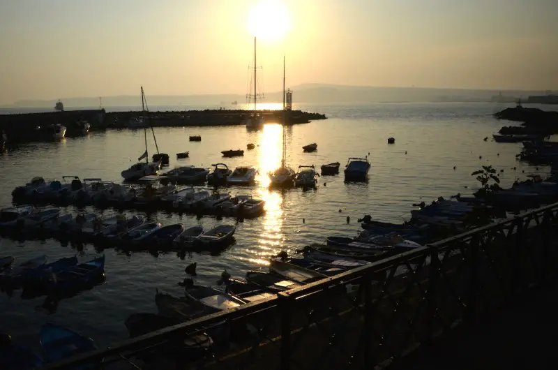 夕方のポンペイ→ナポリの電車からは美しいナポリ湾の夕暮れ景色が見られるかもしれません。